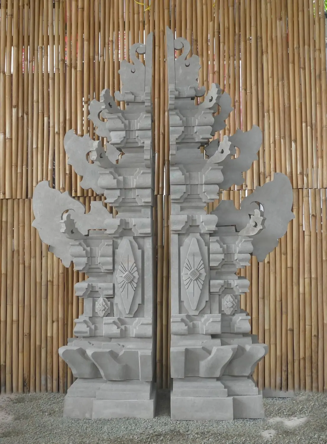  Product image 1 of the product “Balinese Gate, casted with Paras Stone. 2 Elements right and left, extra wide. Total Height of 290cm. Mulitparted. ”